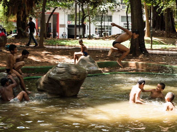 Grupo de garotos se refresca em lago da praça da República, no centro de São Paulo, na tarde desta sexta-feira (3). (Foto: Rodrigo Dionisio/Frame/Estadão Conteúdo)