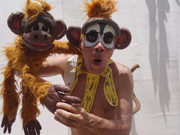 Ator e bonequeiro Fábio Caio brinca desde 1989 como mico pelas ladeiras de Olinda (Foto: Katherine Coutinho / G1 PE)