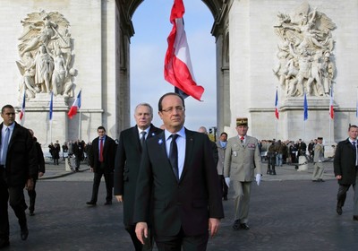 O presidente da França, François Hollande, em cerimônia em frente ao Arco do Triunfo no Dia do Armistício na França (Foto: Philippe Wojazer/AP )