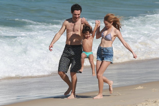 Isabelle Drummond grava na praia (Foto: Dilson Silva / Agnews)