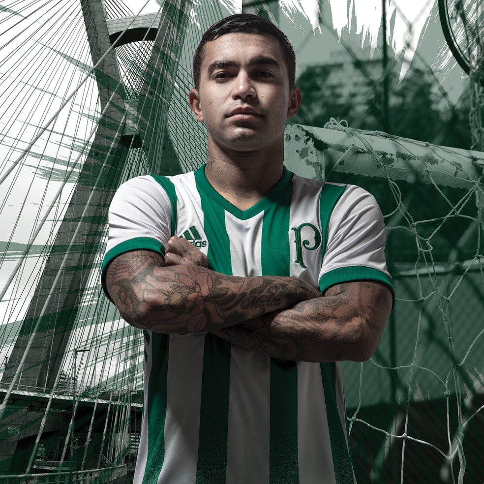 Dudu posa com a nova camisa do Palmeiras (Foto: Divulgação)
