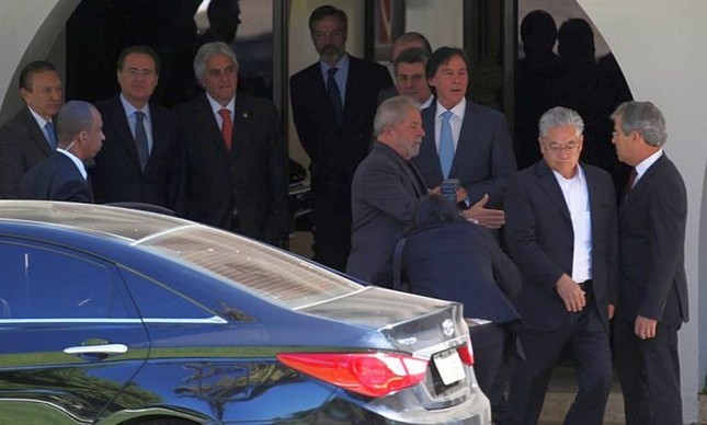 Lula à saída de reunião com PMDB (Foto: O Globo) Lula à saída de reunião com PMDB (Foto: O Globo)