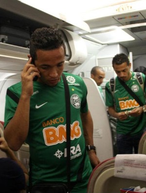 Rafinha e Roberto embarcam com a delegação do Coritiba para Manaus (Foto: Raphael Brauhardt / Divulgação Coritiba) Rafinha e Roberto embarcam com a delegação do Coritiba para Manaus (Foto: Raphael Brauhardt / Divulgação Coritiba)