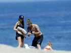 Sem camisa, David Beckham curte praia com a mulher, Victoria, e os filhos