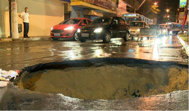 Asfalto cedeu na Avenida Norte Sul e formou um grande buraco (Foto: Reprodução/TV Gazeta)