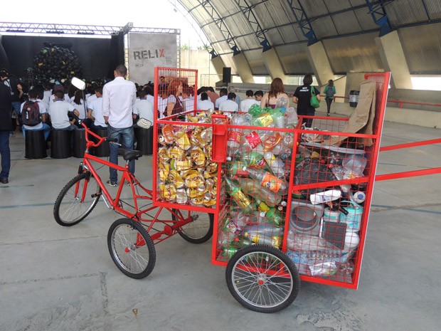 Protótipo da ciclolix, bicicleta adaptada que vai ser doada aos catadores de lixo, foi apresentada (Foto: Katherine Coutinho / G1)