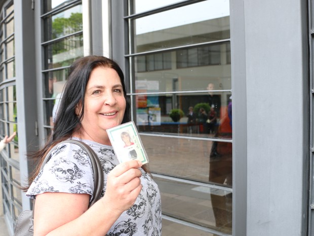 Mãe conseguiu passar documento para o filho por baixo da porta, na PUC-RS (Foto: Hygino Vasconcellos/G1)