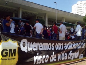 Guardas e agentes de saúde protestam em frente à Prefeitura de Campinas (Foto: Lana Torres / G1)