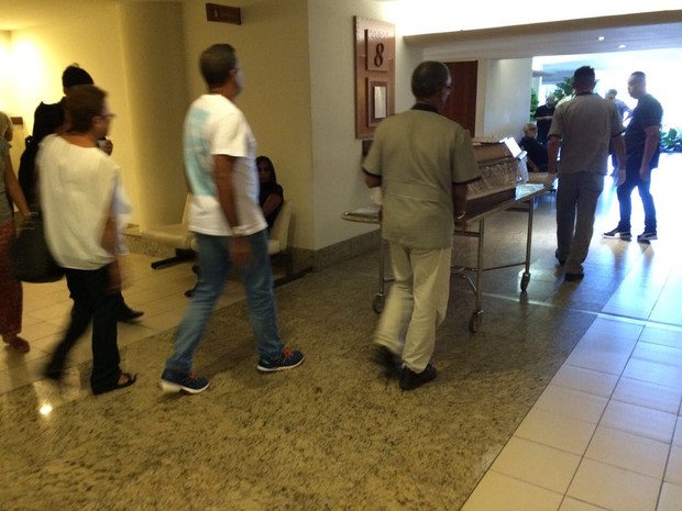 Pai da Xuxa chega ao velório (Foto: Lucinei Acosta / EGO)