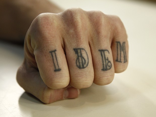 O ator mostra a tatuagem com inscrição 'idem' que fez junto com a namorada, Cleo (Foto: Inácio Moraes/TV Globo)