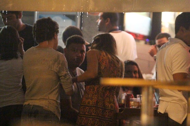 Ronaldo com Paula Morais e amigos em um restaurante no Rio (Foto: Delson Silva/ Ag. News)