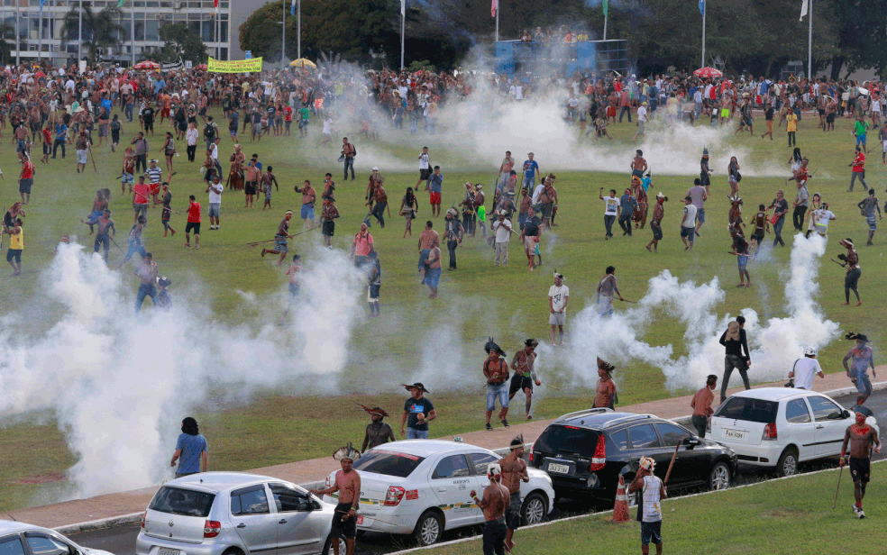 A Polícia Militar usou bombas de gás para dispersar uma manifestação de índios em frente ao Congresso Nacional, em Brasília, nesta terça-feira, 25. (Foto: Dida Sampaío/Estadão Conteúdo)