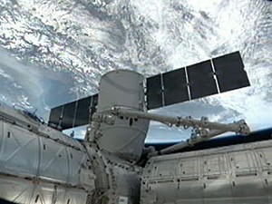 Cápsula Dragon se acopla ao módulo Harmonia da ISS (Foto: Nasa TV)