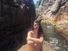 Camila Queiroz posa em cenário paradisíaco e filosofa na web