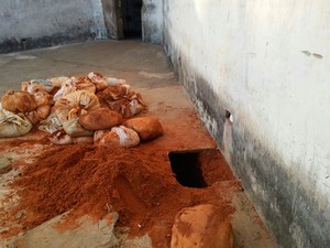 Presos usaram sacos de areia e piso para cobrir túnel no Pavilhão 4 de Alcaçuz (Foto: Divulgação/Sejuc-RN)