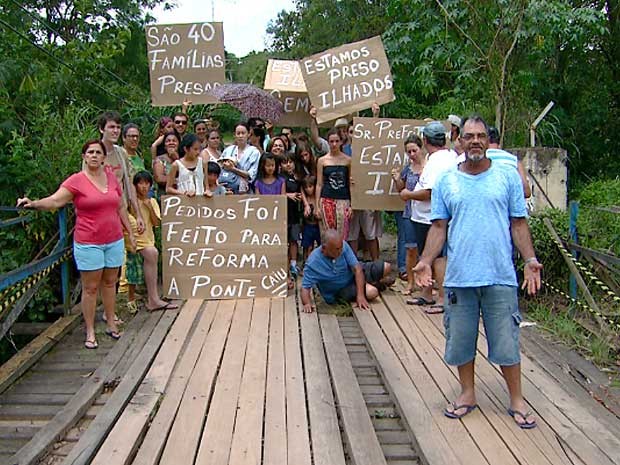 Com ponte interditada, famílias ficam &#39;ilhadas&#39; em bairro Alto do Guará, no distrito de Barão Geraldo, em Campinas (Foto: Reprodução EPTV)