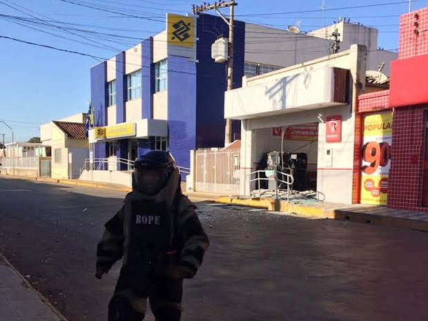 Policiais do Bope foram ao local para verificar se ainda existem explosivos nos dois bancos. (Foto: Poconet Notcias)