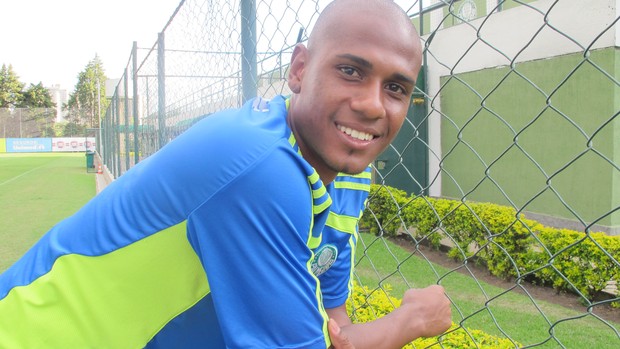 Leandro Amaro zagueiro do Palmeiras (Foto: Julyana Travaglia/GLOBOESPORTE.COM)