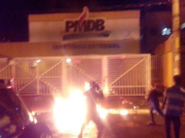 Partido afirma que manifestantes tentaram incendiar sede (Foto: Divulgação/PMDB)