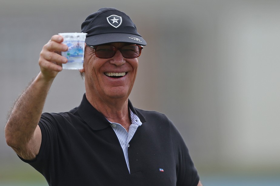 Alô, delegado! Dener, Romário... Lopes lembra carreira e exalta Edmundo: 