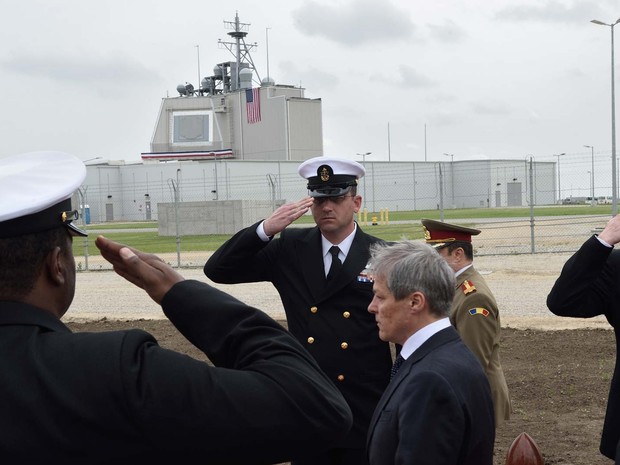 O primeiro-ministro romeno Dacian Ciolos e oficiais dos EUA participam de inauguração do sistema antimíssil americano de Deveselu nesta quinta-feira (12) na Romênia (Foto: DANIEL MIHAILESCU / AFP)