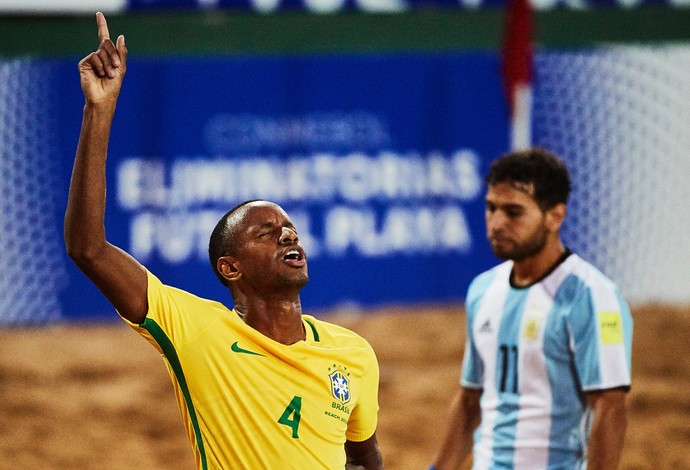 Catarino comemora o seu gol, o segundo na goleada contra os hermanos (Foto: Lea Well / Divulgação / BSWW) Catarino comemora o seu gol, o segundo na goleada contra os hermanos (Foto: Lea Well / Divulgação / BSWW)