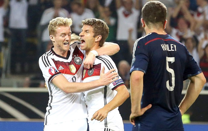 Thomas Mueller e Shuerrle comemoram gol da Alemanha contra a Escócia (Foto: Agência EFE)