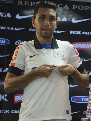 Cheio de confiança em seu futebol, Petros veste a camisa do Timão