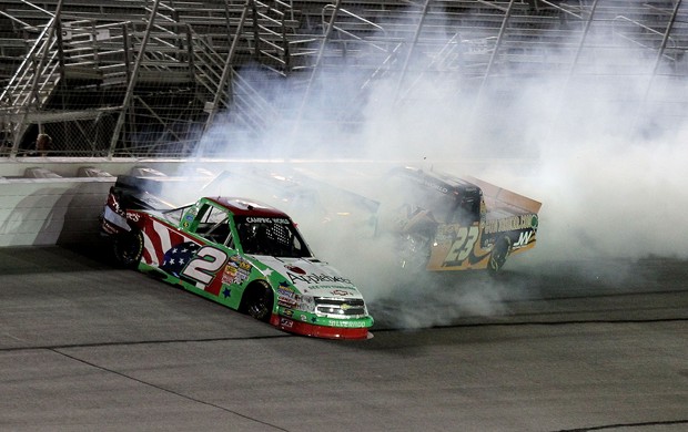 Tim George Jr (2),  Ron Hornaday (9) e Jason White acidente na Nascar em Atlanta (Foto: Getty Images)