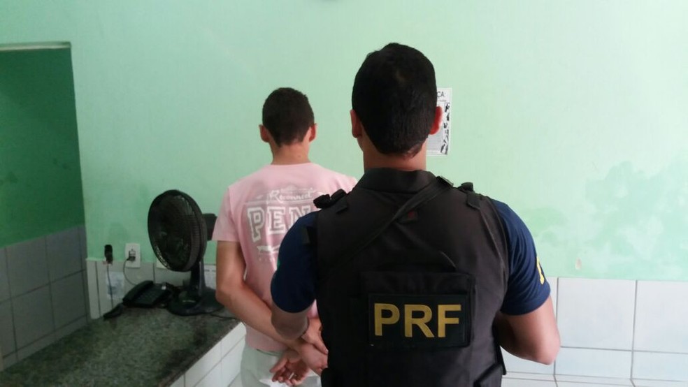 Suspeito foi preso durante uma barreira policial (Foto: Divulgação/PRF)