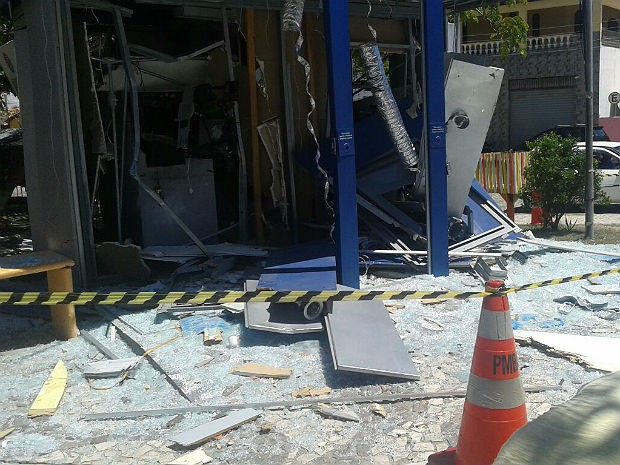 Quadrilha explode caixas eletrônicos em Conde, na Bahia (Foto: Site Alta Pressão Online)