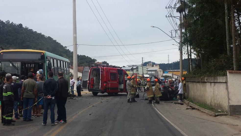Acidente deixou os dois sentidos da Avenida Roberto Silveira interditados (Foto: Juliana Scarini / G1)