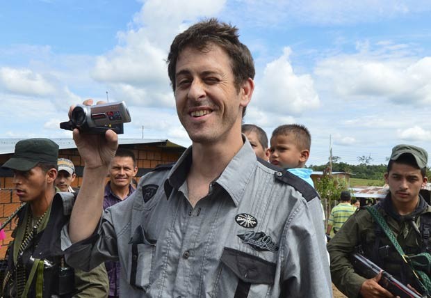 O jornalista francês Roméo Langlois 'filma' durante sua libertação pelas Farc nesta quarta-feira (30) na Colômbia (Foto: AFP)