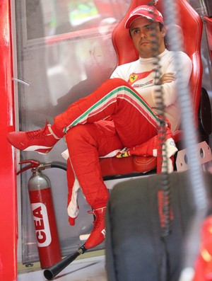 Felipe Massa nos boxes da Ferrari durante os treinos para o GP da Hungria (Foto: AFP)