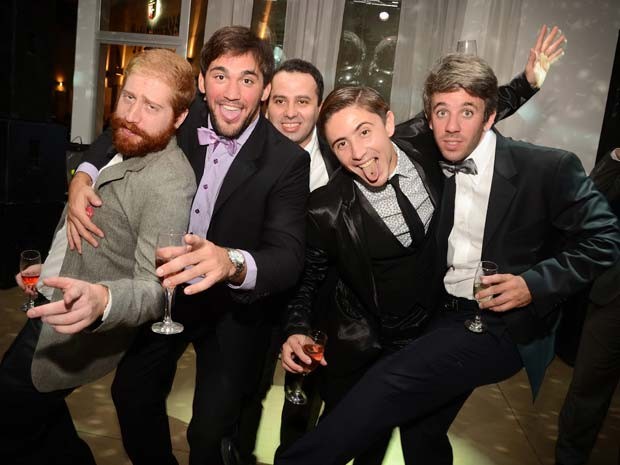 Convidados de uma das festas de casamento fictício posam para foto em Buenos Aires, na Argentina (Foto: Emiliano Ruiz/ Falsa Boda)