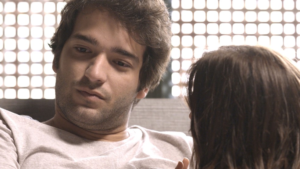 Tiago acha melhor ir com calma e não aceita namorar com Marina (Foto: TV Globo)