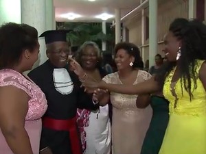 Netas e filhas do aposentado se emocionaram com a terceira formação dele (Foto: Reprodução/TV Bahia) Netas e filhas do aposentado se emocionaram com a terceira formação dele (Foto: Reprodução/TV Bahia)