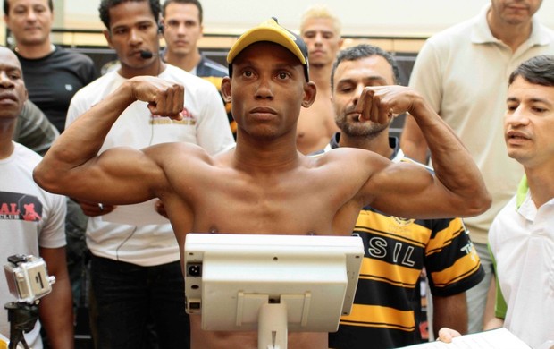 Jean Carlos 'O Carrasco' Pereira na pesagem do Haidar Capixaba Combat 12 (HCC) (Foto: Divulgação/Alexandre Magioni)
