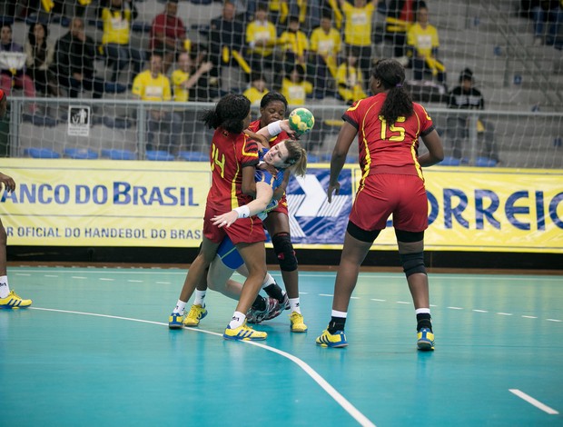 Brasil vence Angola em amistoso no handebol (Foto: Cinara Piccolo/PhotoGrafia)