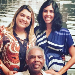  Preta e Bela Gil paparicam o pai, Gilberto Gil (Foto: Reprodução/Instagram)