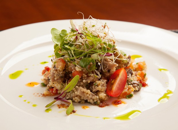Salada de quinoa com legumes, uva passa e castanha de caju (Foto: Divulgação)