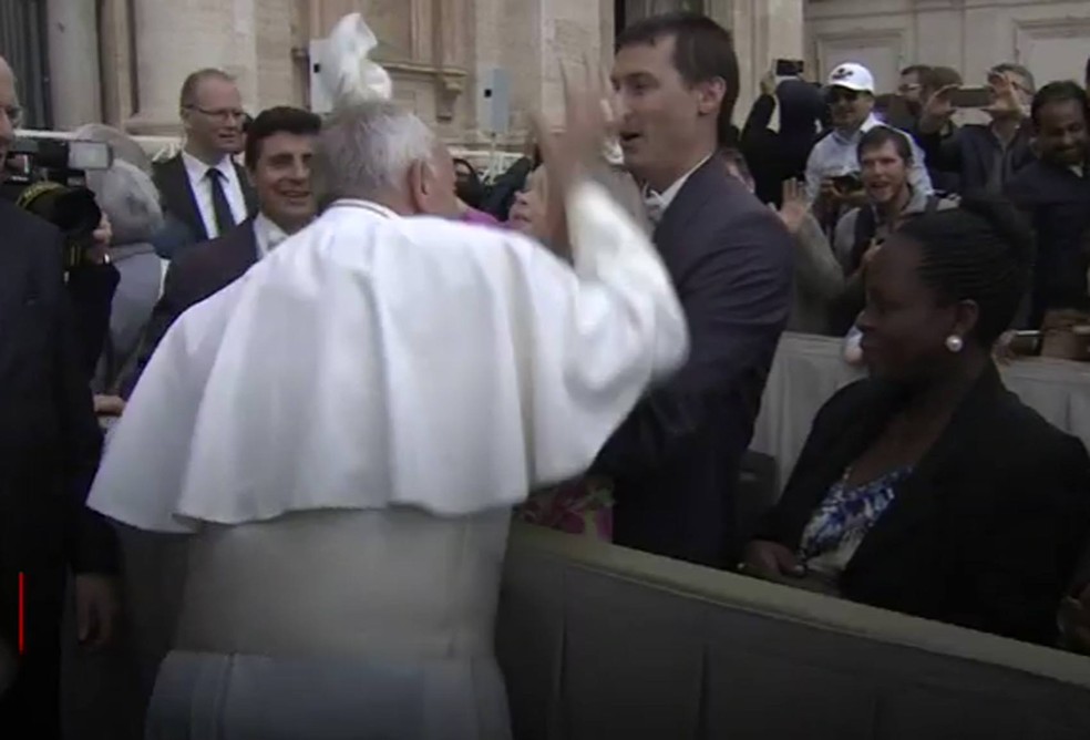 Menina de três anos ‘roubou’ o solidéu do pontífice depois de ter sido abençoada (Foto: BBC)