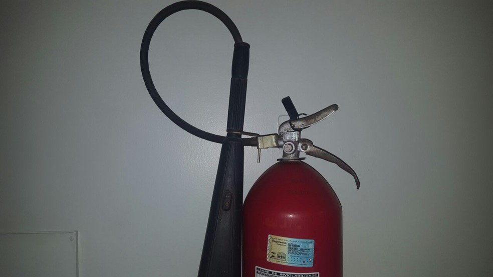 Extintor de incêndio sem identificação (Foto: Defesa Civil/Divulgação)