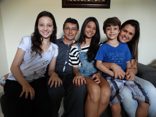 Karollina com os pais e os irmãos, Sarah e Daniel (Foto: Joalline Nascimento/G1)