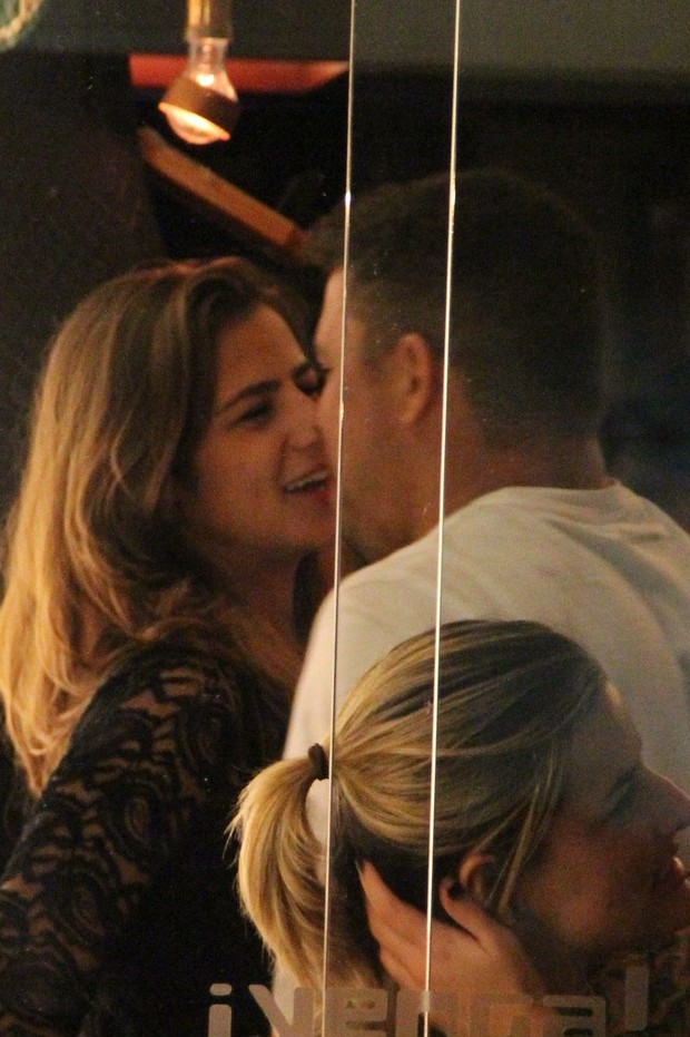 Ronaldo com a namorada Paula Morais no Leblon  (Foto: Rodrigo dos Anjos/Ag News)