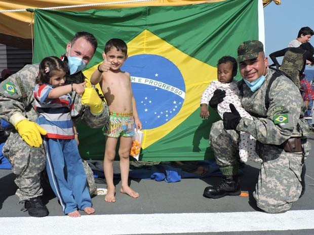 Crianças estão entre os imigrantes e refugiados resgatados por embarcação da Marinha brasileira nesta sexta no Mediterrâneo (Foto: Marinha do Brasil)