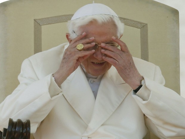Bento XVI põe os óculos para ler a mensagem aos fiéis católicos (Foto: Alessandro Bianchi/Reuters)