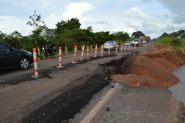 Obra paliativa não resiste e novo buraco surge onde cratera se abriu, na BR-364, em Cacoal (Foto: Magda Oliveira/G1)