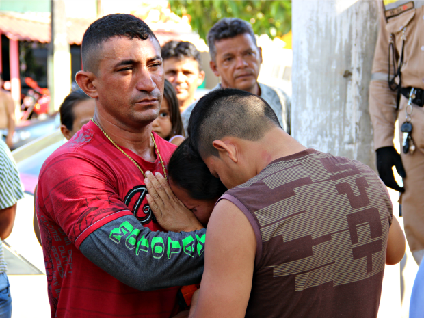Familiares se emocionaram durante apresentação de suspeito (Foto: Diego Toledano/ G1 AM)