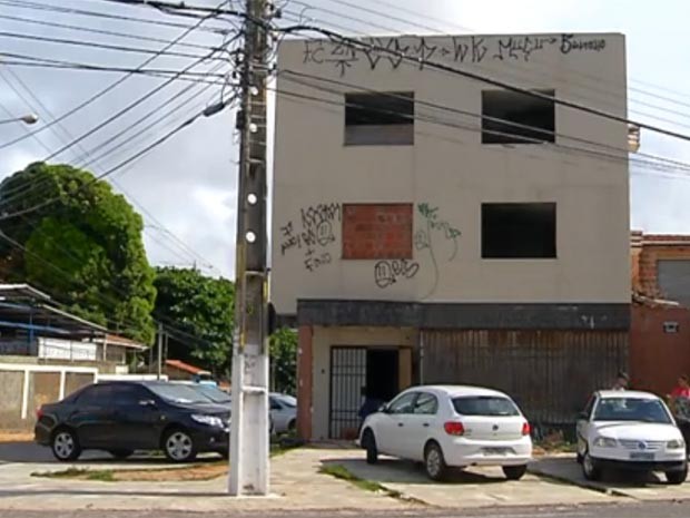 Prédio foi comprado pelo MP em 2008, mas nunca foi utilizado (Foto: Reprodução/Inter TV Cabugi)